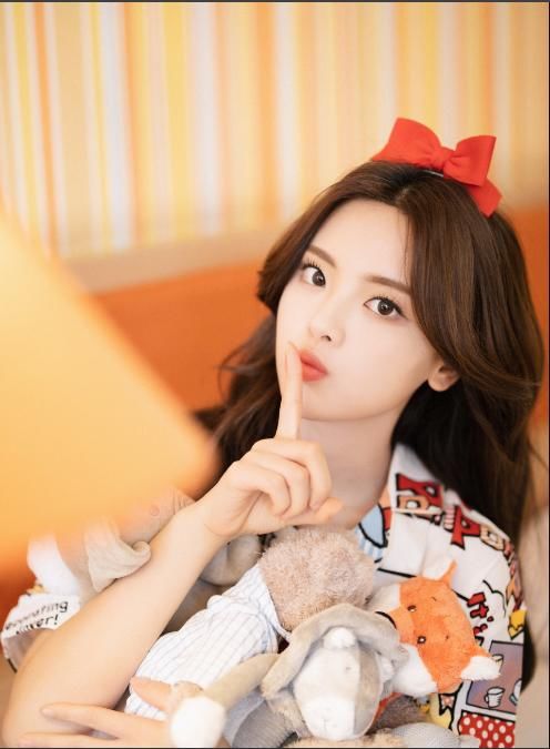 讲究|杨超越用嘴皮子斗图,却暴露了她不讲究个人卫生?