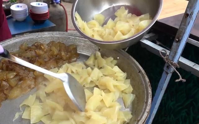 双庙凉粉|夫妻小镇上卖“炒果冻”,每天限量200碗,常有人驱车10里来排队