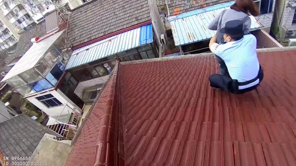 屋顶|宝应19岁女孩欲轻生，这个辅警拼了