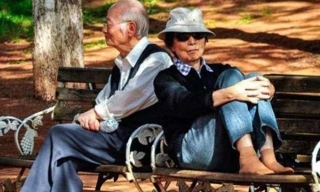 凄凉|一辈子不生娃会后悔吗？首批丁克家庭步入晚年，他们结局凄凉吗