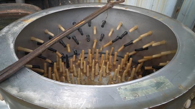  武行|独家｜泼水、抡铁锨、夺相机…屠狗黑窝点救狗现场，志愿者遭遇狗贩夫妇“全武行”