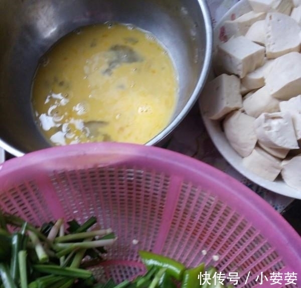  辣椒|豆腐不要直接下锅炸，加上2个鸡蛋，比吃肉还香，吃完上瘾还想吃