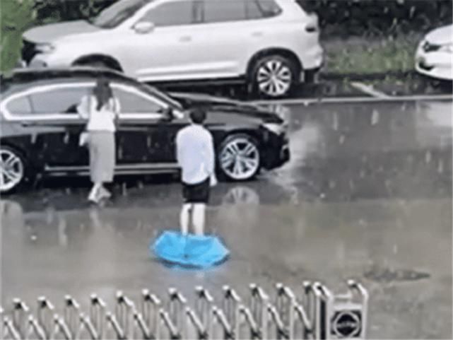  雨伞|小伙顶着暴雨为女友送伞，结果对方一拳打掉，转身上了台宝马7系！