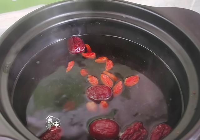 女人|35岁之后的女人，隔天这样喝一次，喝出好气色，皮肤红润有光泽