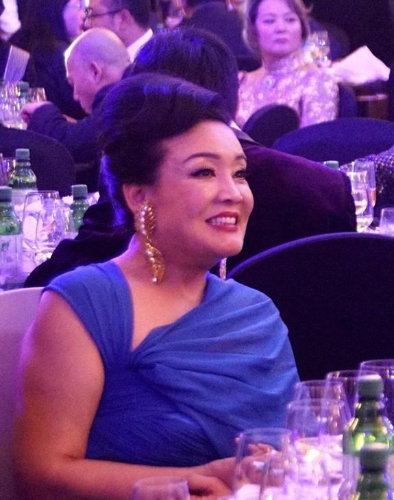  活动|大S婆婆张兰真敢穿，一袭蓝色连衣裙配大浓妆现活动，哪像62岁