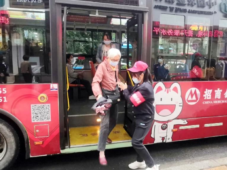 服务|公交一公司开展“文明礼让、友爱车厢”志愿服务活动