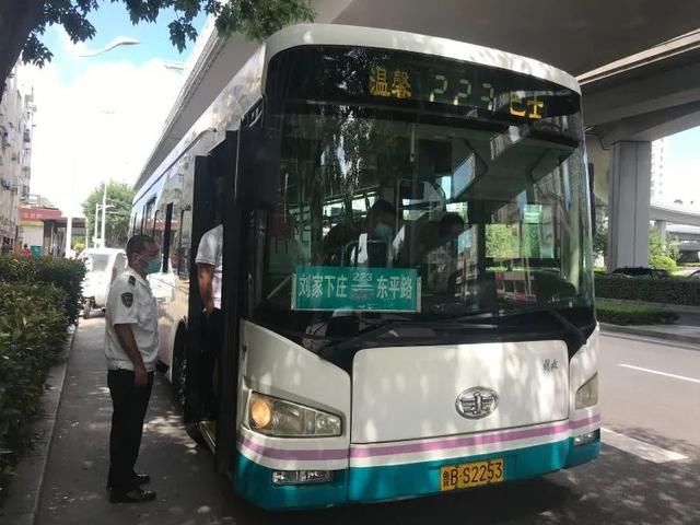  公交车|公交车行驶途中，危险悄悄逼近！司机拼尽全力，护住一车人