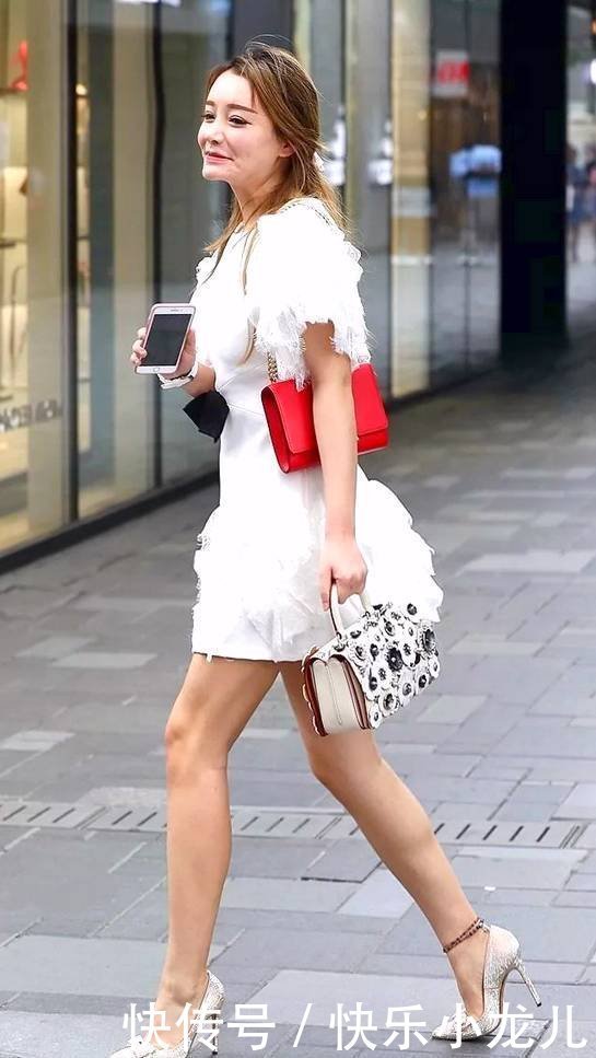 满满|清纯少艾的小姐姐身穿一件衬衫,下搭一条短裤,活力满满元气十足