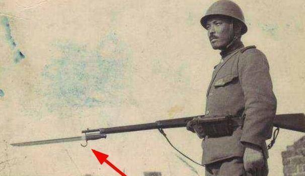 二战时期|二战时期，日军步枪上的刺刀为啥多了一个钩子，八路军都没有