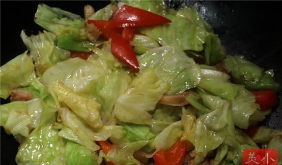  做法|炒手撕包菜是过油还是焯水？大厨：都不对，这才是正确的做法