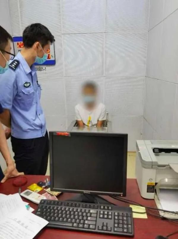  直播|想红想疯了！23岁男子地铁铺凉席啃黄瓜，直播睡大觉