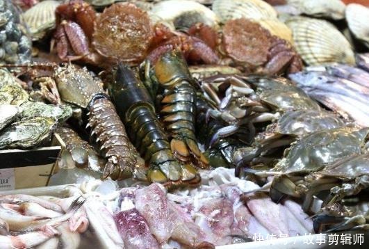 迪拜|看了迪拜菜市场后惊呆了,帝王蟹成地摊货,网友贫穷限制了想象