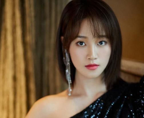 脸型|蓝盈莹早年旧照被扒,大方脸型眼距窄小,与如今精致长相判若两人