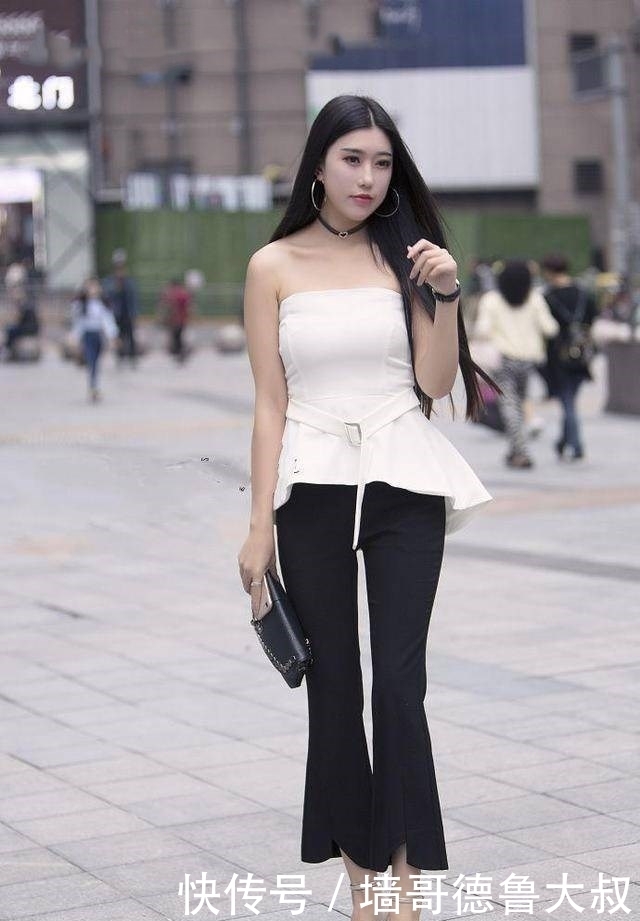 身材|背心的下摆塞进裤腰,有着修身塑形的效果,体现美女的身材曲线
