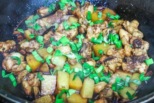  简单|入冬后家人最爱吃的一道菜，喷香入味，简单实惠，一次一盘不够吃