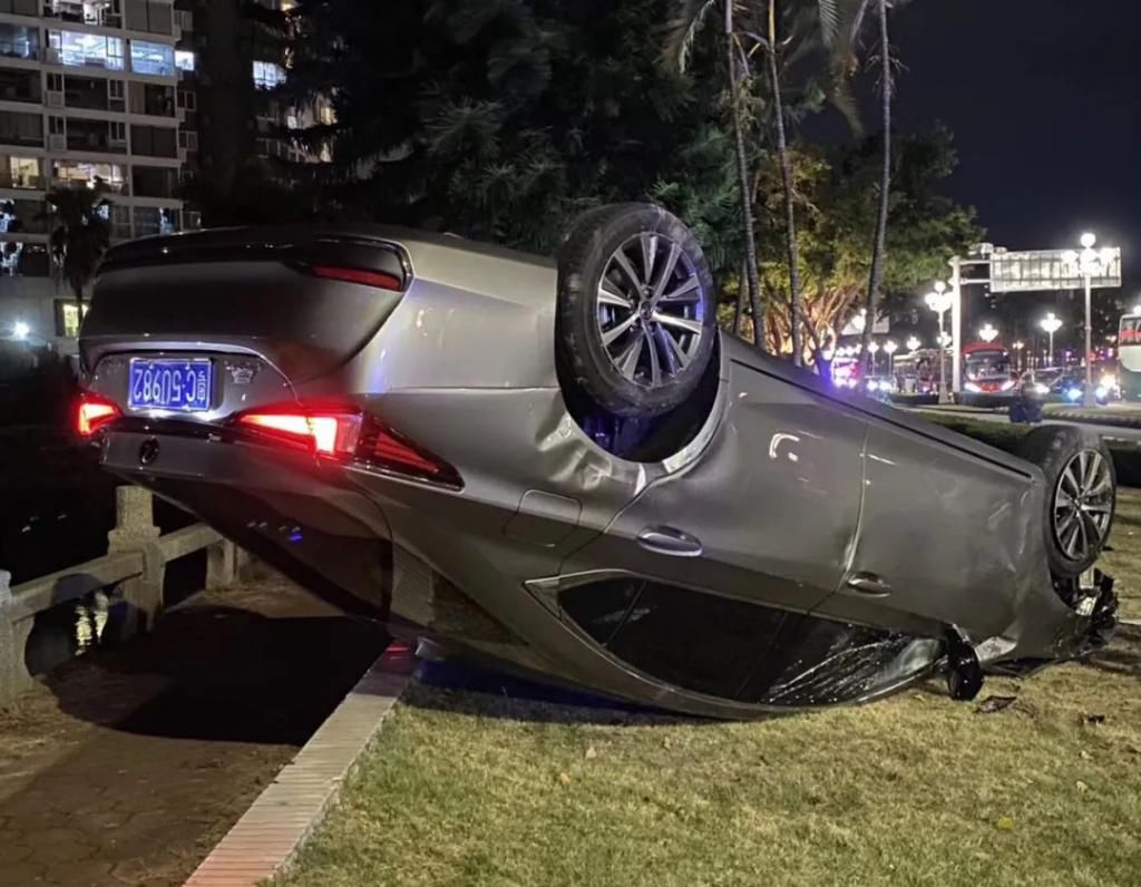  家人|悲剧！雷克萨斯ES像着魔一样逆行…导致2死2伤