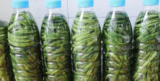 老坛|矿泉水瓶腌酸豆角，酸得正宗，久放不生花，比老坛做的还要好吃！