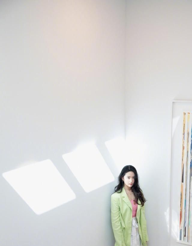  近日|近日刘亦菲微博更图：红配绿搭配，大俗大雅，我想起寿桃了