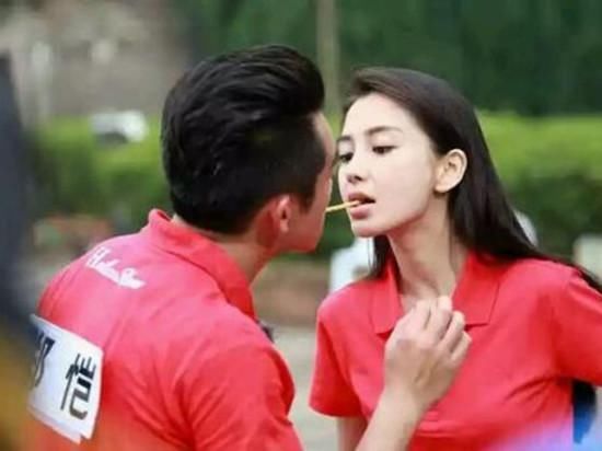  一目了然|跑男休息室突然停电，谁注意到郑恺杨颖之间的互动？私下关系一目了然！