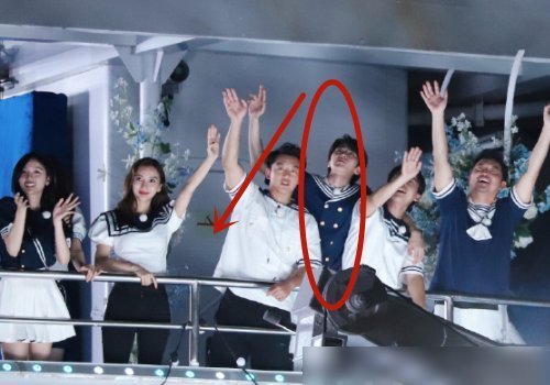 嘉宾|蔡徐坤刻意和女嘉宾保持距离,宁愿站在第2排,也不站在旁边空位