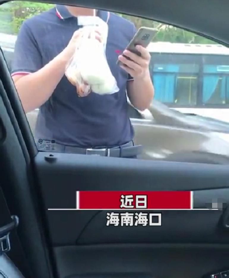  男子|陌生男子强开车门，女司机机智反锁，下一幕让她笑弯腰