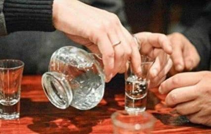 杯水|喝白酒时,为何手旁边要放“1杯水”老酒鬼不会说出其中奥秘