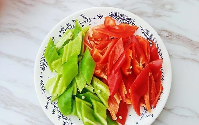 诀窍|炒木耳要好吃的诀窍,加点莲藕进去,美味愈加劲道,营养更是全面