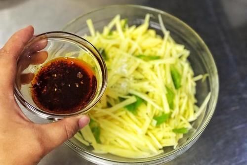  土豆丝|凉拌土豆丝酸辣开胃，变得又白又脆有妙招儿，你知道了吗？