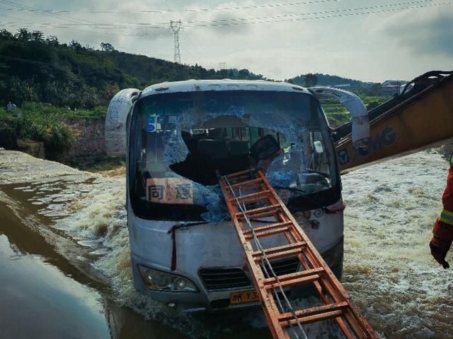  涟源|湖南涟源载14人中巴车冲出河坝悬空！村民提供挖掘机全车人获救