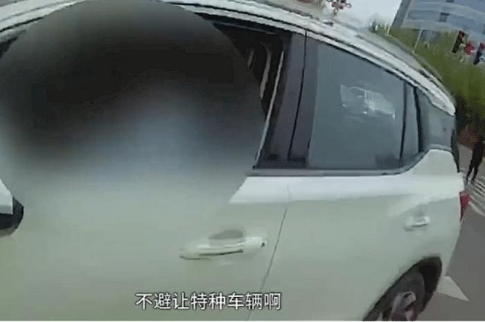  避让|传祺红绿灯前堵救护车，听到警笛不避让，交警判罚后车主喊冤