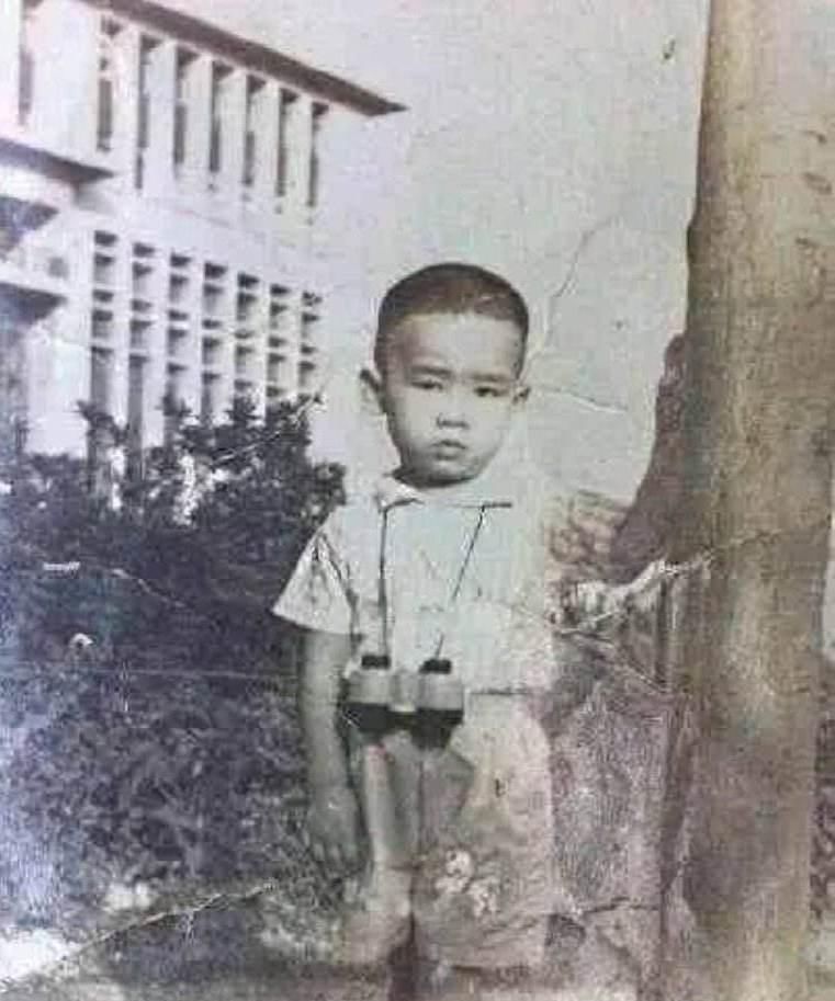  陈小春|他是我们熟知的“山鸡陈小春”，曾经因为三千块，抱憾终生！