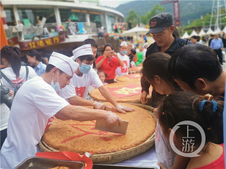 来点|今年中秋来点不一样的？火锅底料馅月饼了解一下！