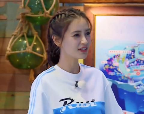  猜不透|baby名牌被何洛洛撕掉后，镜头切换到蔡徐坤，反应让人猜不透