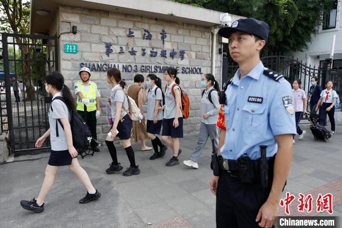 上海：特警女教官、反诈民警联合进校园 筑牢校园安全