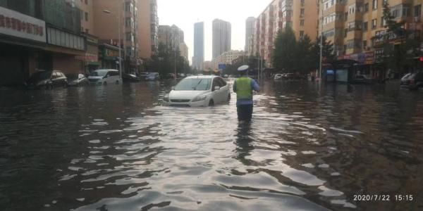 感动！冰城交警，暴雨中的逆行者|风里雨里路上有你| 积水