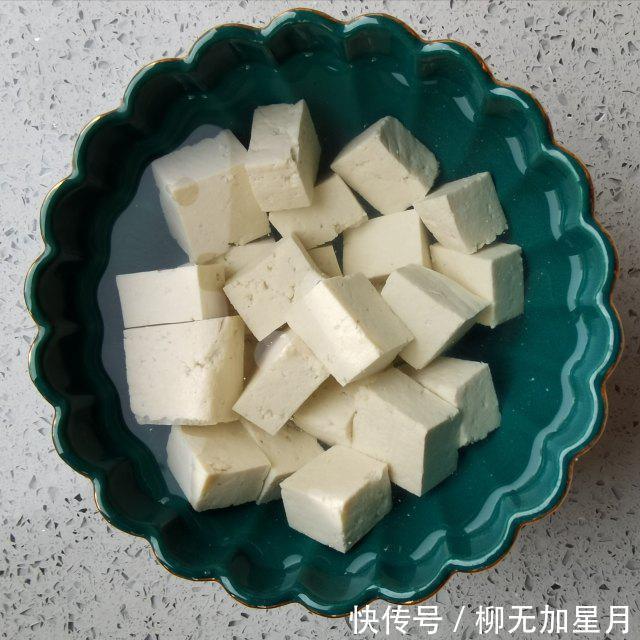 软烂|丝瓜炖豆腐,丝瓜鲜嫩,豆腐软烂,清香味美