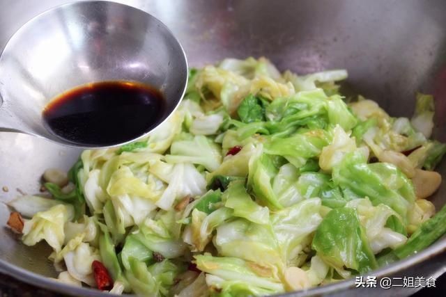做出来的手撕包菜|做手撕包菜，可不是光炒包菜那么简单，教您一招，包菜脆嫩爽口
