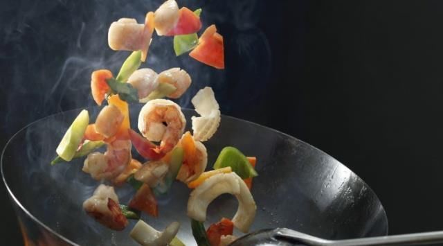  炒菜|炒菜时致癌的四种坏习惯，为了家庭的健康，家里大厨快看一看