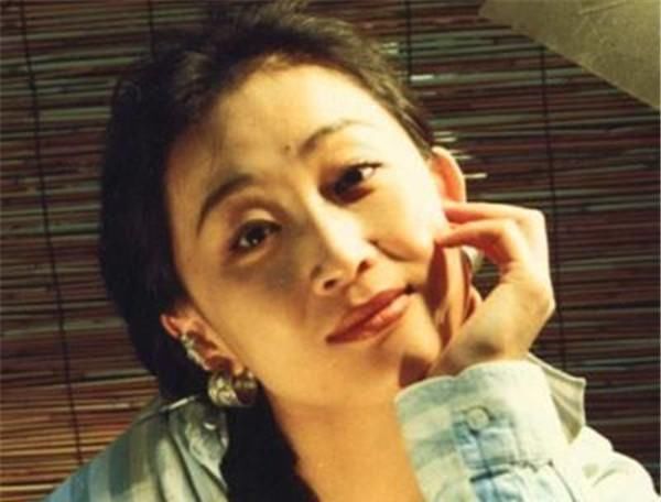  陈道明|“女版陈道明”，曾被嫌弃长相，56岁未婚只因跟哥哥的一个约定！