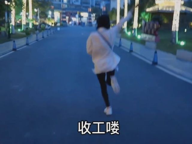 吃饭|张馨予深夜觅食,直接用盆吃饭,摄影师都忍不住吐槽:吃的比我都多