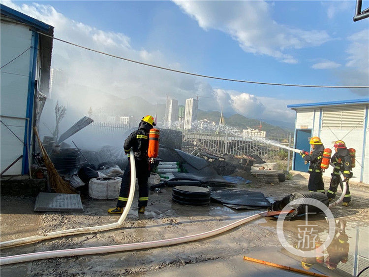  煤气罐|烈火英雄！消防小哥抱着两个冒火煤气罐冲出火场