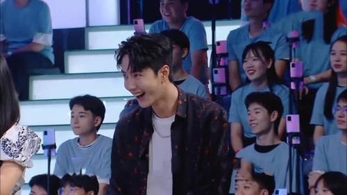  王一博|一个被玩到易烊千玺身上的梗，何炅转手玩到了王一博身上，好好笑