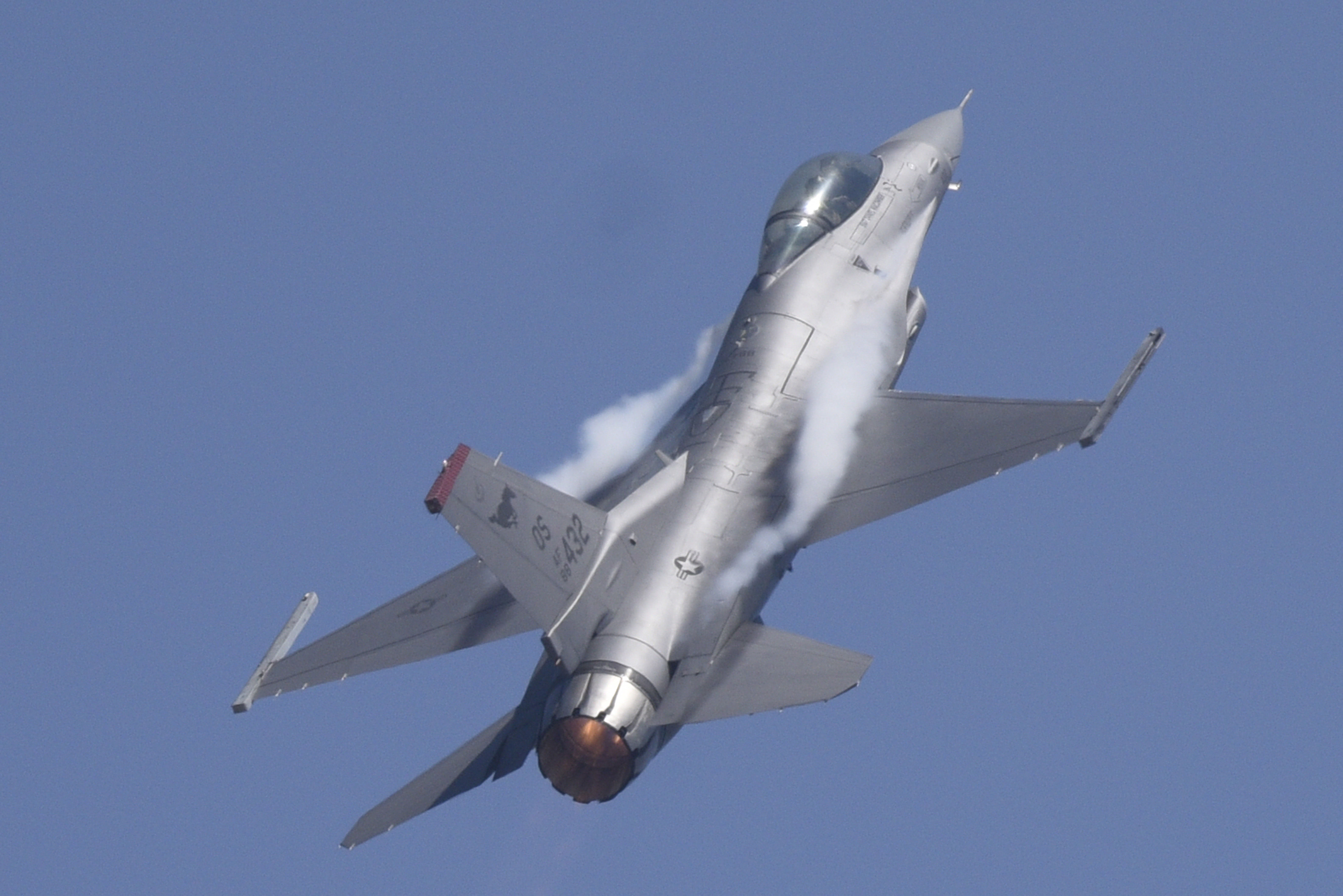 驻韩美军一架F-16战斗机坠毁