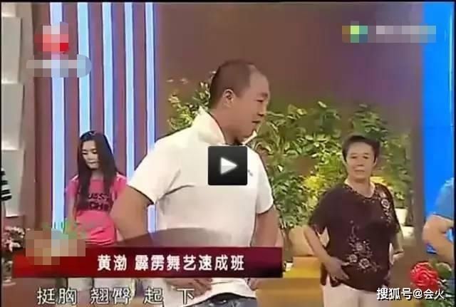 腿短|黄渤节目因腿短抱怨凳子高,脚下被垫两抱枕,同伴却无处安放长腿