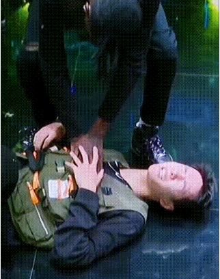  心脏|《街舞》王一博累到躺地，脸色煞白被布布做心脏复苏，请不要这么累了