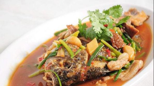 精选|精选美食:香椿焗鱿鱼,连山回锅肉,红烧鲫鱼,蜜瓜三文鱼的做法