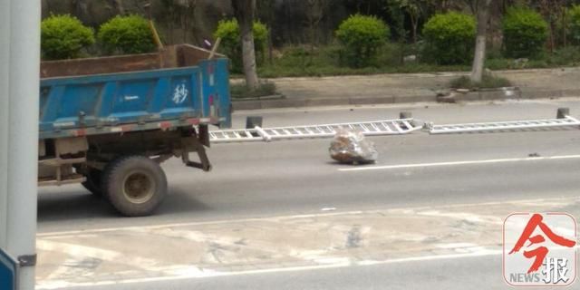  qt:badformat|柳州南环路山上掉下数块石头，所幸无车辆被砸到