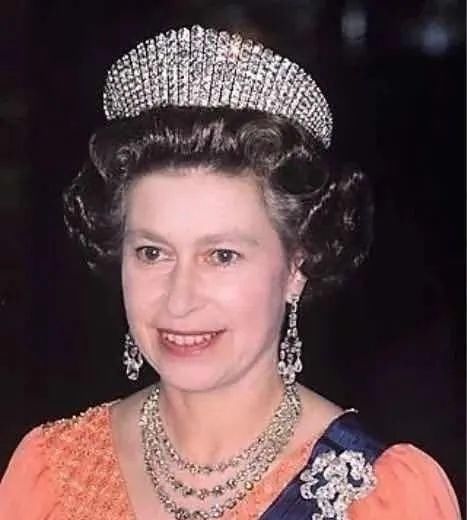 马丁|杨幂为了时尚,大热天穿马丁靴不算啥,看到鞋带:让人想不通