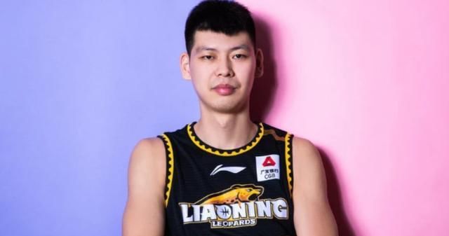 写真|赛前拍写真！辽篮队内很和谐，老大哥很淡定