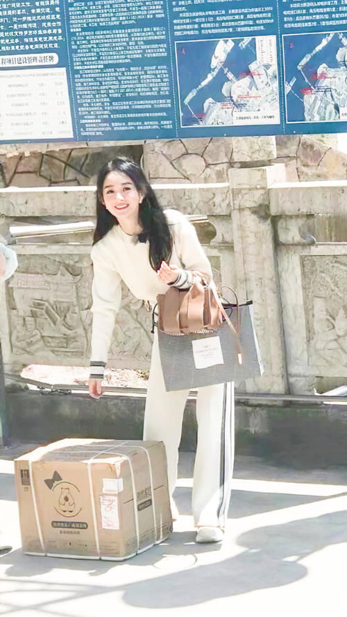  造型|赵丽颖《中餐厅》路透，穿t恤配牛仔裤清新少女，笑脸包撞款杨幂